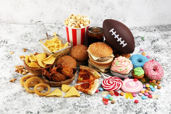 Chicken Wings, Pommes und Zwiebelringe für den Fußball auf einem Tisch. gr — Stockfoto