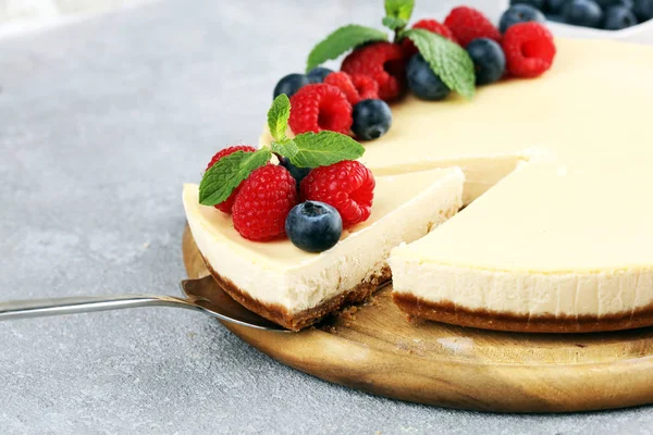 Bolo de queijo caseiro com framboesas frescas e hortelã para sobremesa — Fotografia de Stock