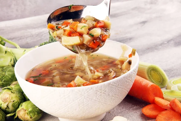 Suppe, Gemüsesuppe, Schüssel. traditionelle heiße Gemüsesuppe — Stockfoto