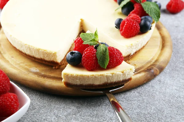 Домашний чизкейк со свежей малиной и мятой на десерт — стоковое фото