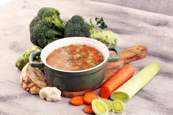 Supă, supă de legume, castron. Supă tradițională de legume fierbinți — Fotografie, imagine de stoc