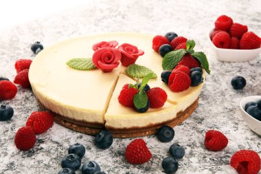 Valentin için taze ahududu ve nane şekerli ev yapımı cheesecake.