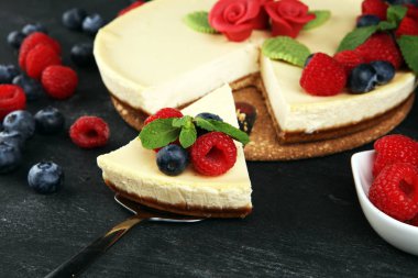 Valentin için taze ahududu ve nane şekerli ev yapımı cheesecake.