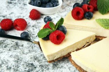 Valentin için taze ahududu ve nane şekerli ev yapımı cheesecake.