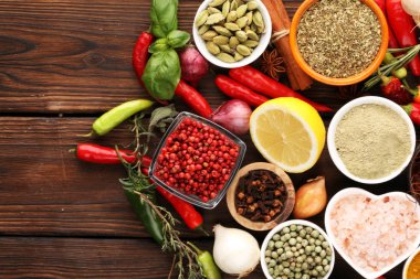 Baharatlar ve bitkiler masada. İyi yemek ve yemek malzemeleri.