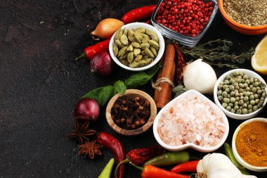 Baharatlar ve bitkiler masada. İyi yemek ve yemek malzemeleri.