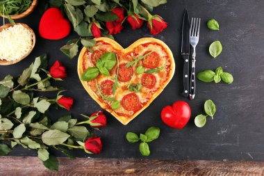 Domates ve mozzarella sebzeli pizza şeklinde margherita.