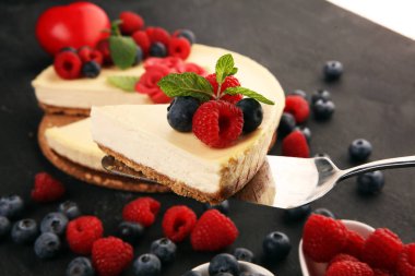 Valentin için taze ahududu ve nane şekerli ev yapımı cheesecake.
