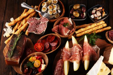 İtalyan antipasti şarap aperatifler küme. Peynir çeşitli, Mediterranean