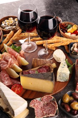 İtalyan antipasti şarap aperatifler küme. Peynir çeşitli, Mediterranean