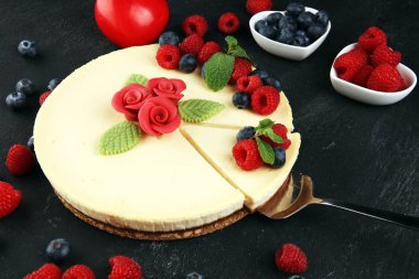 Valentin için taze ahududu ve nane şekerli ev yapımı cheesecake.