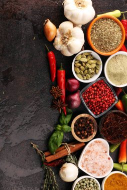 Baharatlar ve bitkiler masada. İyi yemek ve yemek malzemeleri.