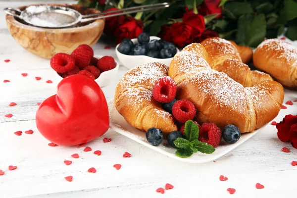 Delicious breakfast with fresh croissants and ripe berries and m — Stockfoto