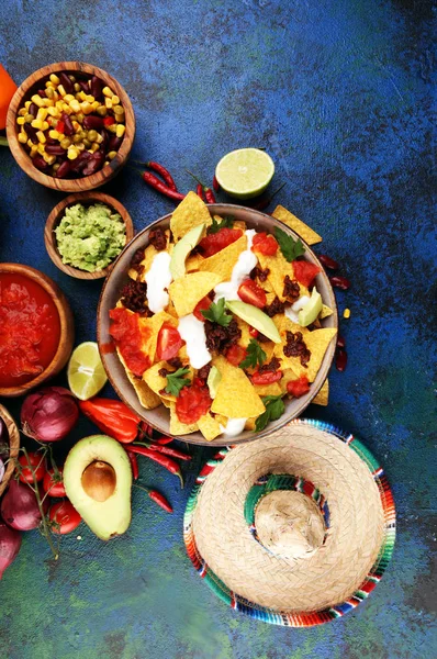 Mexicana nacho chips decorados com carne moída, guacamole, derreter — Fotografia de Stock