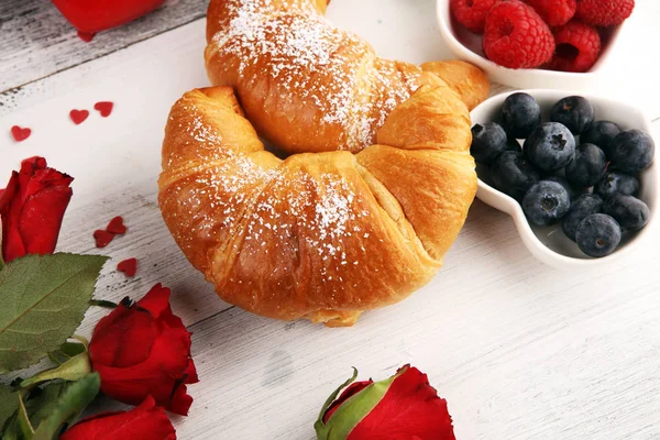 Leckeres Frühstück mit frischen Croissants und reifen Beeren und — Stockfoto