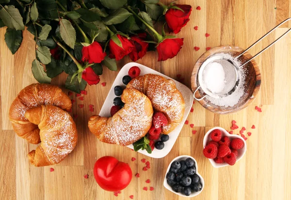 Delicious breakfast with fresh croissants and ripe berries and m — Stockfoto