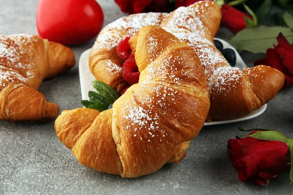 Leckeres Frühstück mit frischen Croissants und reifen Beeren und — Stockfoto