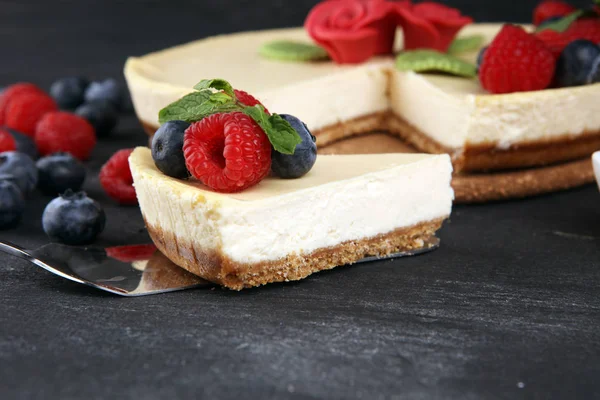 Valentin için taze ahududu ve nane şekerli ev yapımı cheesecake.