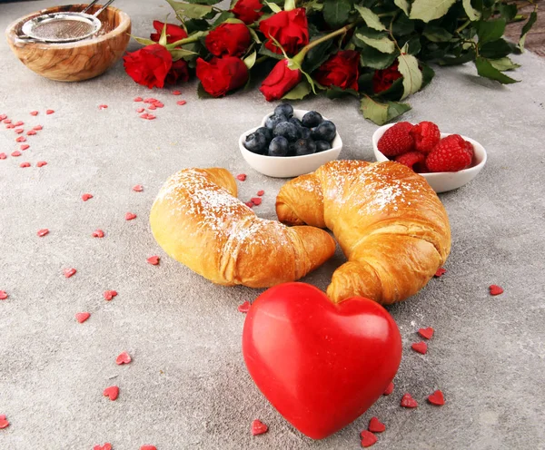 Delicious breakfast with fresh croissants and ripe berries and m — Stockfoto