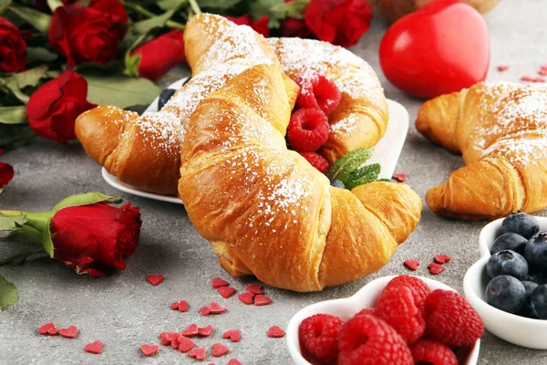 Leckeres Frühstück mit frischen Croissants und reifen Beeren und — Stockfoto