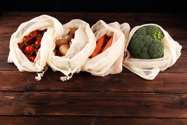 Eco natural bags with vegetables, eco friendly, flat lay. sustai — Stock Photo, Image
