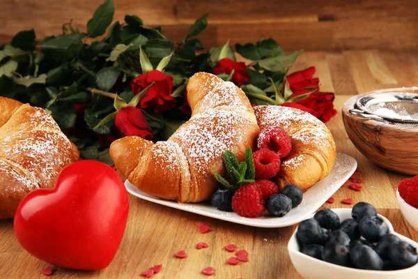 Leckeres Frühstück mit frischen Croissants und reifen Beeren und — Stockfoto