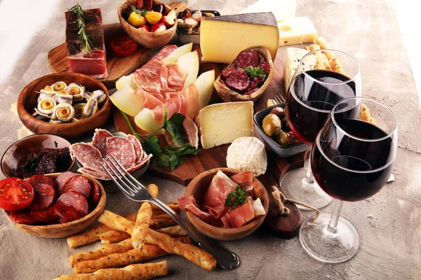 İtalyan antipasti şarap aperatifler küme. Peynir çeşitli, Mediterranean