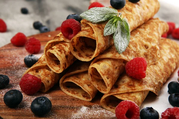 Deliziose crepes fatte in casa gustose o frittelle con lamponi e — Foto Stock