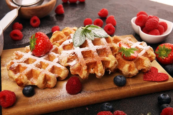 Waffles belgas tradicionais com mirtilos frescos, açúcar e ra — Fotografia de Stock