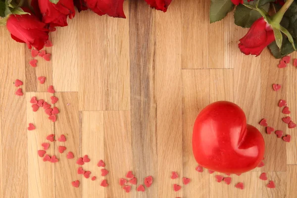 Blütenkomposition. Rahmen aus Rosenblüten, Konfetti. valen — Stockfoto