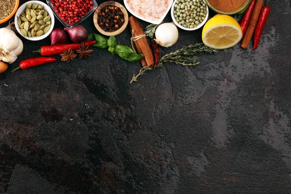 Przyprawy i zioła na stole. Żywność i składniki kuchni na dobre — Zdjęcie stockowe