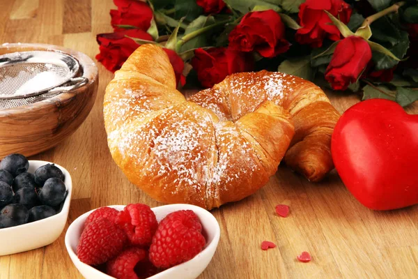 Delicious breakfast with fresh croissants and ripe berries and m — Stockfoto