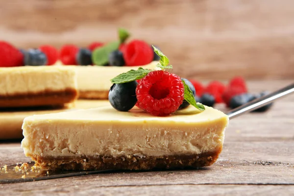 Valentin için taze ahududu ve nane şekerli ev yapımı cheesecake.
