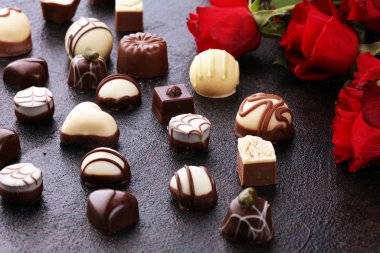 Çiçek kompozisyonu. Gül çiçeklerinden yapılmış çerçeve, konfeti. Valen