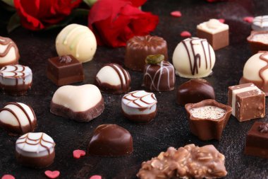 Çiçek kompozisyonu. Gül çiçeklerinden yapılmış çerçeve, konfeti. Valen