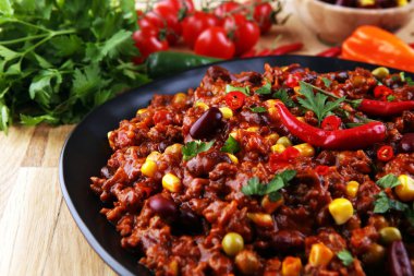 Acılı biberli makarna. Meksika yemekleri lezzetli ve baharatlı fasulyeler.