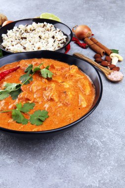 Tavuk tikka masala baharatlı körili et yemeği ve pilav. 