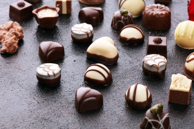 Çiçek kompozisyonu. Gül çiçeklerinden yapılmış çerçeve, konfeti. Valen