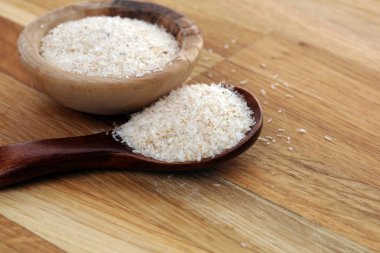 Kırsal arka planda Psillium tohumlarının bir kısmı. Psilyum se