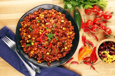 Acılı biberli makarna. Meksika yemekleri lezzetli ve baharatlı fasulyeler.