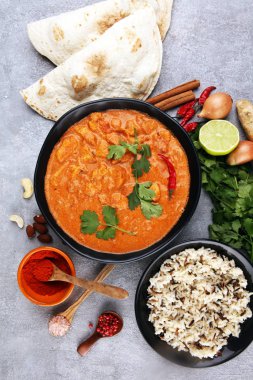 Tavuk tikka masala baharatlı körili et yemeği ve pilav. 