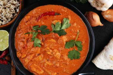 Tavuk tikka masala baharatlı körili et yemeği ve pilav. 
