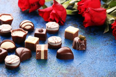 Çiçek kompozisyonu. Gül çiçeklerinden yapılmış çerçeve, konfeti. Valen