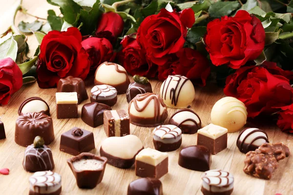 Choklad Praliner och rosor Perfekt kombination för kvinnan — Stockfoto