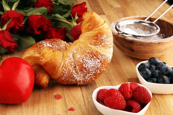 Delicious breakfast with fresh croissants and ripe berries and m — Stockfoto