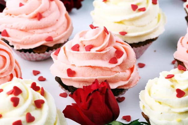 Delicious cupcake for Valentine Day. Love concept cupcakes. For — Stock Photo, Image