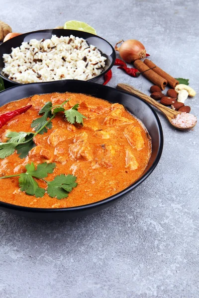 Pollo tikka masala picante curry carne comida en olla con arroz y —  Fotos de Stock