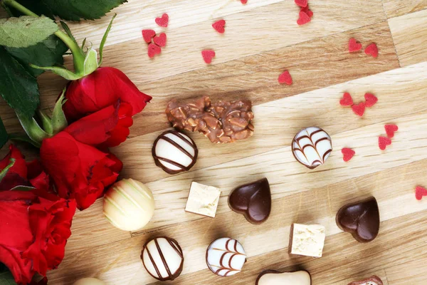 Cioccolatini Praline e Rose Combinazione perfetta per la donna — Foto Stock