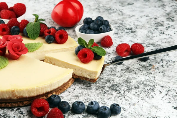 Bolo de queijo caseiro com framboesas frescas e hortelã para valentin — Fotografia de Stock