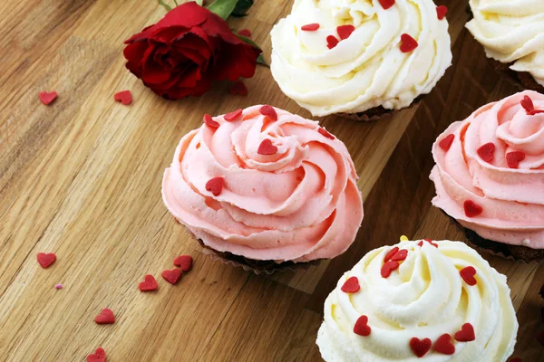 Delicioso cupcake para San Valentín. Amor concepto cupcakes. Para — Foto de Stock